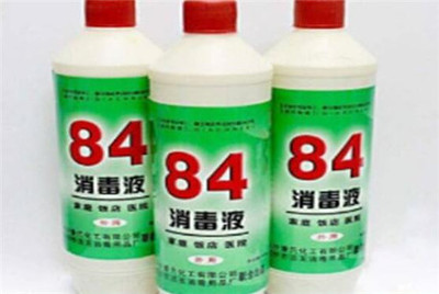 84消毒液能直接喷沙发吗？居家消毒的正确打开方式